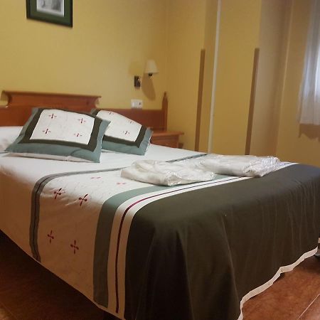 Hostal Los Nogales Cangas De Narcea Buitenkant foto
