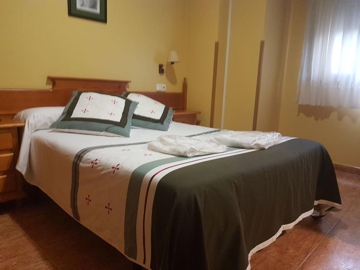 Hostal Los Nogales Cangas De Narcea Buitenkant foto