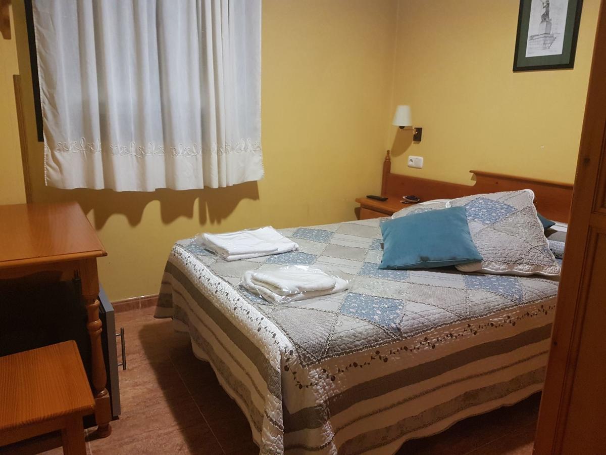 Hostal Los Nogales Cangas De Narcea Buitenkant foto