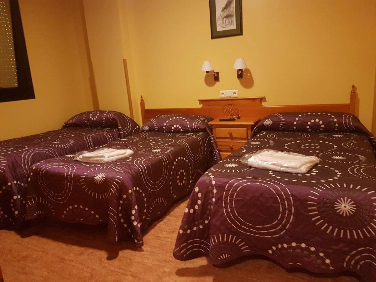 Hostal Los Nogales Cangas De Narcea Buitenkant foto