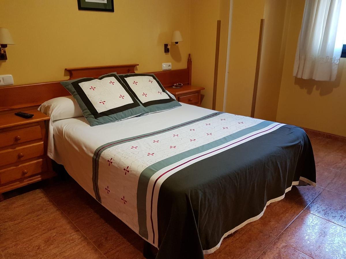 Hostal Los Nogales Cangas De Narcea Buitenkant foto