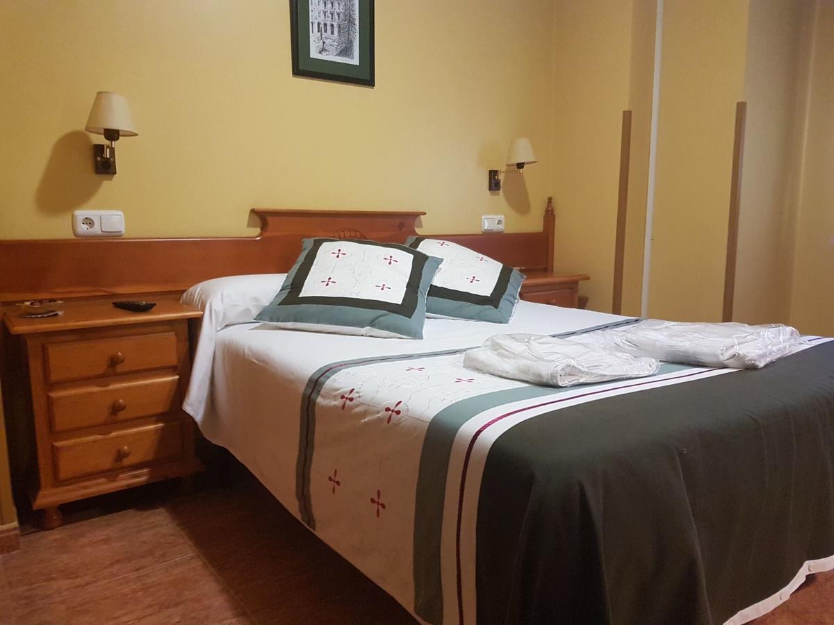 Hostal Los Nogales Cangas De Narcea Buitenkant foto