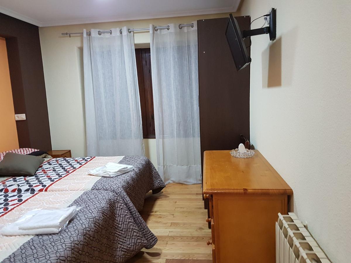 Hostal Los Nogales Cangas De Narcea Buitenkant foto