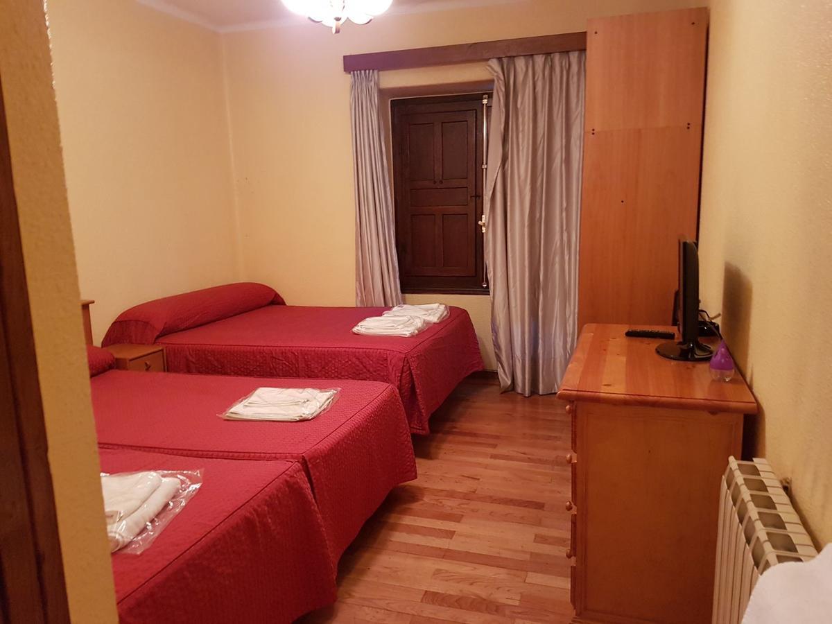 Hostal Los Nogales Cangas De Narcea Buitenkant foto