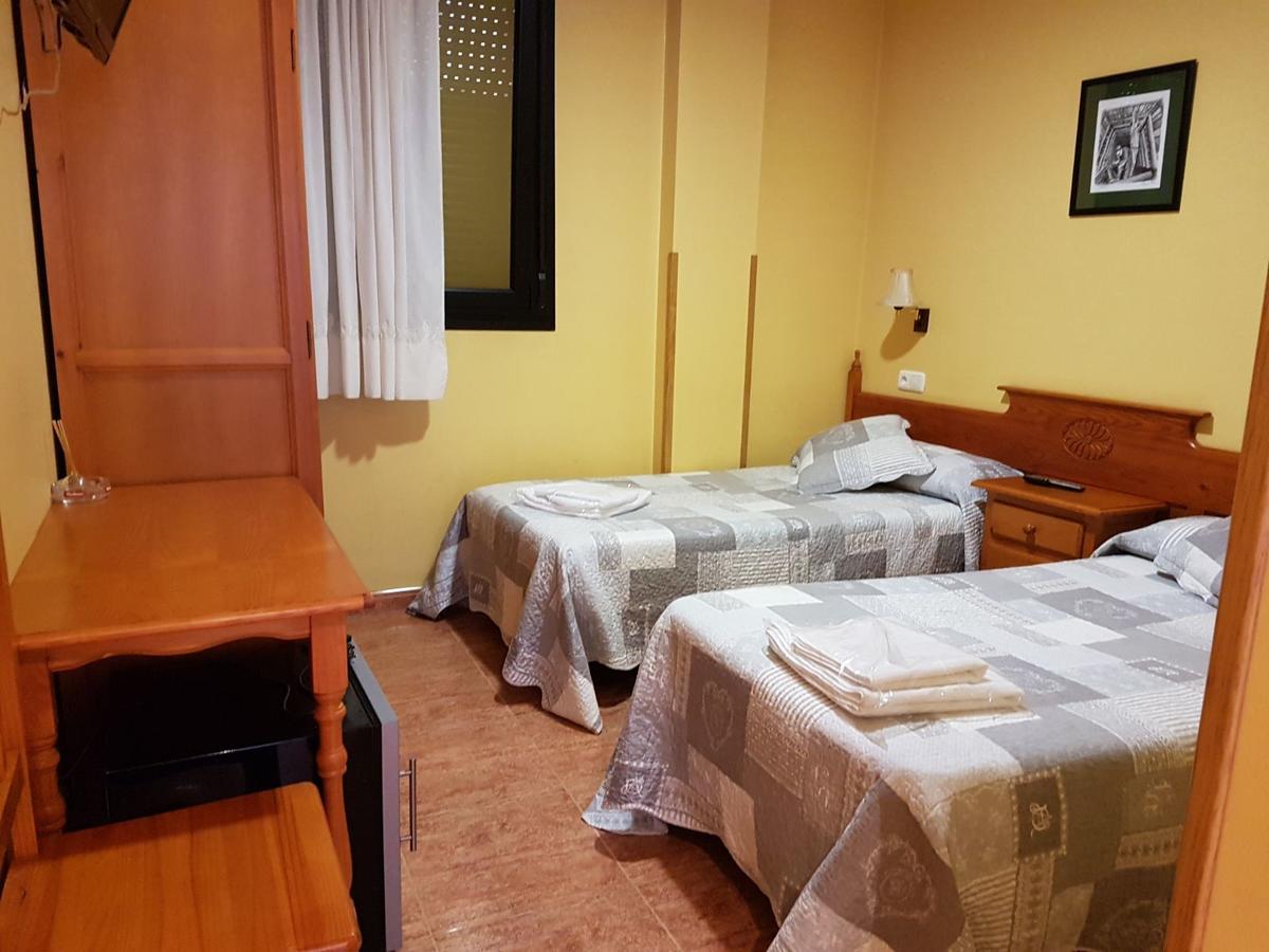 Hostal Los Nogales Cangas De Narcea Buitenkant foto