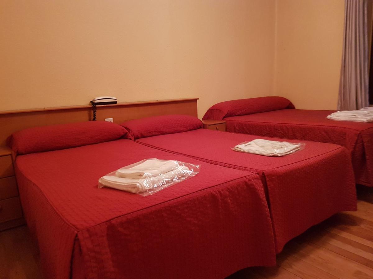 Hostal Los Nogales Cangas De Narcea Buitenkant foto